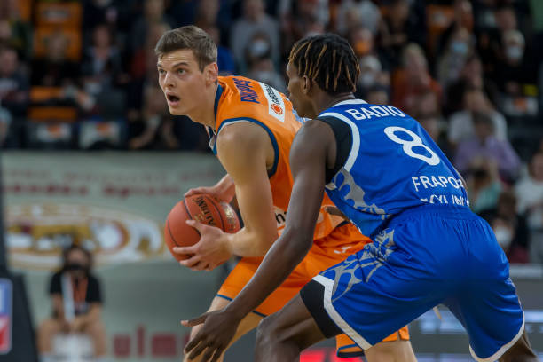 而且疑似跨 而且疑似跨